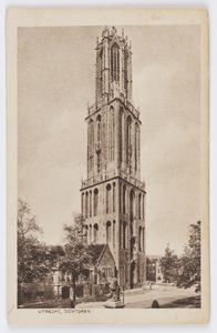 606370 Gezicht op de Domtoren te Utrecht, uit het zuidoosten, met op de voorgrond het Domplein.